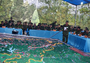Đồng chí Bùi Trọng Quỳnh, nguyên Chỉ huy trưởng Bộ CHQS tỉnh thông qua quyết tâm tác chiến trong KVPT tỉnh. Ảnh: Tuấn Anh (Bộ CHQS tỉnh)
