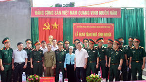Các đồng chí lãnh đạo Bộ Quốc phòng, Quân khu 3, lãnh đạo tỉnh trao tặng nhà tình nghĩa cho các gia đình chính sách xã Lập Chiệng, Trung Bì (Kim Bôi) nhân kỷ niệm 68 năm ngày thương binh - liệt sĩ 27/7. Ảnh: T.A (BCH Quân sự tỉnh)