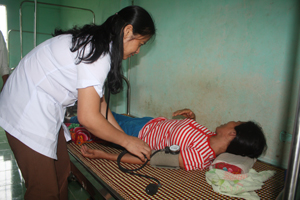Bác sĩ Bùi Thị Huyền tận tình chăm sóc bệnh nhân.