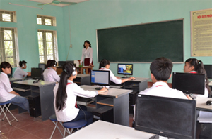 Để nâng cao chất lượng học ngoại ngữ, hiện nay, các tiết học tiếng Anh của trường đều trực tiếp học trên phòng máy vi tính.