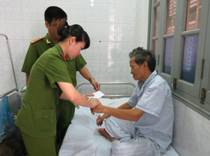Cán bộ Đội cấp phát CMND đến tận giường bệnh làm thủ tục cấp phát CMND cho các trường hợp già yếu, ốm đau, bệnh tật khi có nhu cầu.