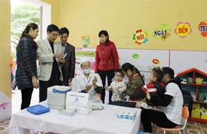 Bác sĩ Tô Thanh Phương kiểm tra, giám sát tại điểm tiêm chủng trong chiến dịch tiêm vắc xin Sởi-Rubella.