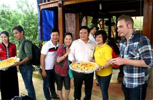 Thăm và thưởng thức sản phẩm cam sạch Cao Phong là trải nghiệm thú vị đối với du khách trong và ngoài nước.