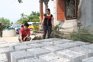 Gia đình chị Quách Thị Chung, xóm Bôi Cả, xã Nam Thượng (Kim Bôi) đầu tư sản xuất gạch bê tông cho thu nhập 200 triệu đồng/năm.