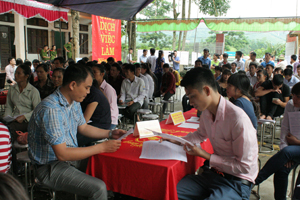 Đông đảo người lao động đến tìm hiểu thông tin học nghề, việc làm tại Sàn giao dịch việc làm huyện Kim Bôi năm 2015.