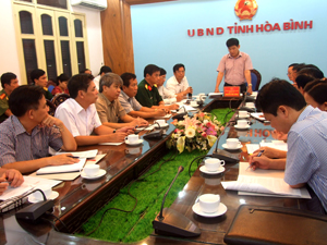 Đồng chí Nguyễn Văn Dũng, Phó Chủ tịch UBND tỉnh chỉ đạo các biện pháp khẩn cấp ứng phó với mưa lũ.