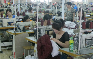 Mặt hàng dệt may của các doanh nghiệp trên địa bàn thành phố Hoà Bình góp phần tăng trưởng giá trị sản xuất công nghiệp của tỉnh.