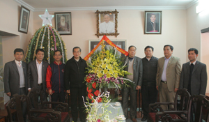 Lãnh đạo Sở Nội vụ tặng quà Giáo xứ Phát Diệm - Ninh Bình nhân dịp Noel năm 2014.