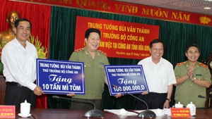 Trung tướng Bùi Văn Thành, Thứ trưởng Bộ Công an trao tặng quà cho tỉnh 

 

