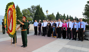 Phó Chủ tịch nước Nguyễn Thị Doan cùng các đại biểu dâng hương, báo công tại Tượng đài Bác Hồ.