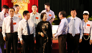 Phó Chủ tịch nước Nguyễn Thị Doan và các đồng chí lãnh đạo tỉnh trò chuyện với các đại biểu dự Đại hội.