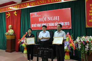 Đồng chí Nguyễn Văn Chương, Phó Chủ tịch UBND tỉnh, Trưởng Ban đại diện HĐQT NHCSXH tỉnh tặng giấy khen cho các cá nhân tiêu biểu.

