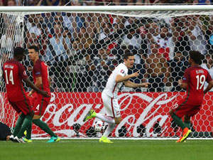 Lewandowski (áo trắng) mở tỷ số 1 - 0 cho Ba Lan (Ảnh: Sportinglife)