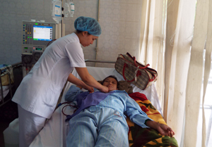 Bệnh nhân tham gia BHYT được các y, bác sỹ Bệnh viện  Đa khoa tỉnh chăm sóc tận tỉnh.