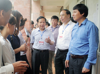 Đồng chí Trần Đăng Ninh, Phó Bí thư TT Tỉnh ủy, Chủ tịch HĐND tỉnh kiểm tra phòng thi và động viên các em học sinh chuẩn bị bước vào kỳ thi tốt nghiệp tại trường THPT Lương Sơn.