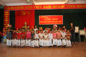 Đại diện Tập đoàn Hương Sen và Ban Tuyên huấn BCHQS tỉnh trao quà cho các em học sinh nghèo vượt khó của xã Liên Vũ (Lạc Sơn).
