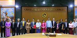 Thống đốc Ngân hàng Trung ương Myanmar Kyaw Kyaw Maung trao giấy phép chính thức thành lập chi nhánh BIDV tại Myanmar.