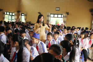 Trung tá  Đinh Thị Thu Hằng tuyên truyền Luật giao thông cho học sinh trường THCS thị trấn Cao Phong (Cao Phong).