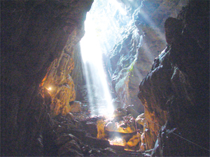 Hệ thống hang động phong phú ở Hòa Bình từng là nơi sinh sống của người Hòa Bình thời tiền sử.  ảnh: Một góc hang núi Đầu Rồng (Cao Phong).