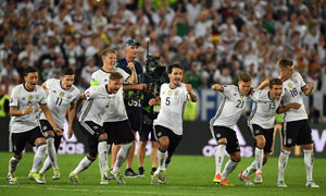 Jonas Hector đưa Đức vào bán kết với bàn thắng nâng tỉ số luân lưu lên 6-5. Ảnh: EPA