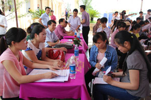 Thông qua các phiên giao dịch việc làm tổ chức tại huyện Cao Phong góp phần giải quyết việc làm cho người lao động.
