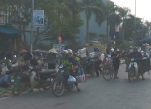 Người dân họp chợ trên QL6, đoạn qua thị trấn Lương Sơn (Lương Sơn) ảnh hưởng đến TTATGT và mỹ quan đô thị. ảnh: c.l