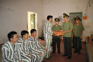 Lực lượng chống phản động, chống khủng bố Công an tỉnh động viên các can phạm nhân dân tộc Mông đang chấp hành án tại Phân trại Bắc Phong (Cao Phong).