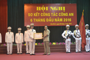 Thừa ủy quyền, đồng chí Nguyễn Văn Quang, Chủ tịch UBND tỉnh trao Huân chương Bảo vệ Tổ quốc hạng nhì cho phòng Tham mưu (Công an tỉnh).
