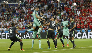 Ronaldo một lần nữa ghi bàn thắng quan trọng bằng đầu. Ảnh: Reuters.