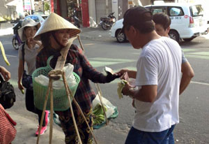 Khách du lịch Trung Quốc thô lỗ với người bán hàng ở Đà Nẵng