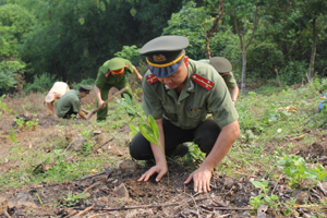 Đại úy Đinh Lê Hòa tham gia lao động tình nguyện tại xã Dân Chủ (TP Hoà Bình)