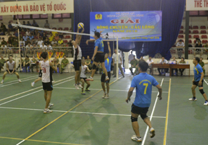 Trận chung kết môn bóng chuyền giữa Công an huyện Yên Thủy và Công an huyện Lạc Sơn. 
