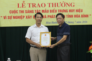 Lãnh đạo Sở VH-TT&DL trao giải nhất cho tác giả Nguyễn Văn Công, cán bộ Trung tâm Văn hoá tỉnh.
