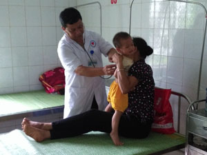 Bác sỹ Bệnh viện Đa khoa huyện Kim Bôi khám chữa bệnh cho các bệnh nhân tham gia BHYT.
