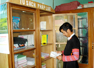 Việc duy trì tốt hệ thống tủ sách pháp luật ở UBND xã và Bưu điện văn hoá xã đã góp phần nâng cao nhận thức pháp luật cho đồng bào dân tộc Mông ở xã Pà Cò (Mai Châu).
