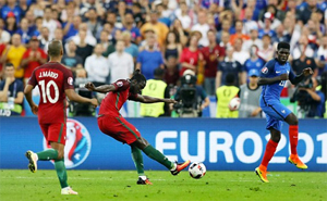 Eder trong tình huống tung cú nã đại bác, mang về thắng lợi trước tuyển Pháp cùng chức vô địch Euro 2016 cho Bồ Đào Nha. Ảnh: BPI.