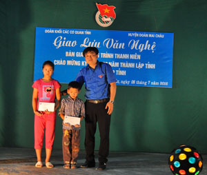 Đoàn TN Khối CCQ tỉnh tặng các suất quà cho học sinh nghèo vượt khó