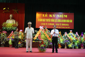 Đồng chí Nguyễn Văn Quang, Phó Bí thư Tỉnh ủy, Chủ tịch UBND tỉnh tặng hoa chúc mừng lực lượng An ninh Công an tỉnh.

