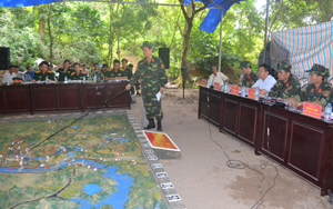 Lãnh đạo Ban CHQS huyện Kỳ Sơn thông qua Quyết tâm tác chiến phòng thủ (điều chỉnh) trên sa bàn tại sở chỉ huy thống nhất.
