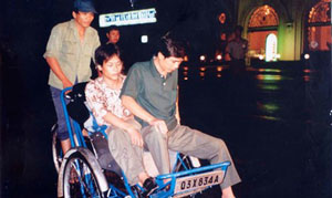 Trần Văn Thuận (áo sẫm màu) trong lần thực nghiệm hiện trường vụ nổ lựu đạn.