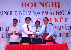 Chủ tịch UBND tỉnh Nguyễn Văn Quang và Chủ tịch VCCI Vũ Tiến Lộc ký cam kết hỗ trợ và phát triển doanh nghiệp đến năm 2020.