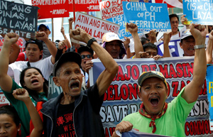 Người Philippines biểu tình phản đối các hành động ngang ngược của Trung Quốc ở Biển Đông bên ngoài lãnh sự quán Trung Quốc tại thành phố Makati (Ảnh: Reuters)