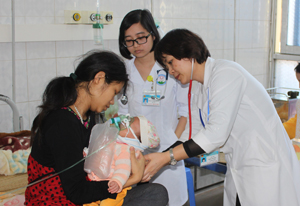 Y, bác sĩ Khoa Nhi (Bệnh viện Đa khoa tỉnh) hướng dẫn bà mẹ cách chăm sóc bé sau sinh. ảnh: P.V