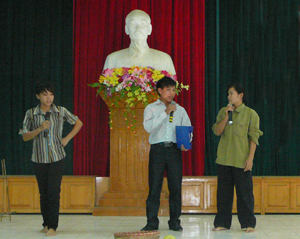 Đội tuyên truyền pháp luật xã Trung Sơn (Lương Sơn) xây dựng tiểu phẩm tuyên truyền pháp luật giải quyết tranh chấp dân sự.