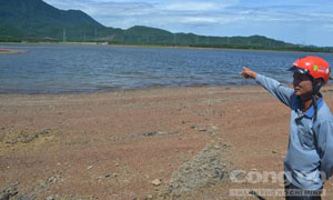 Ông Nguyễn Văn Dũng, bảo vệ đập nước dân sinh Mộc Khương chỉ tay về nơi chôn chất thải đầu nguồn nước chảy về đập này