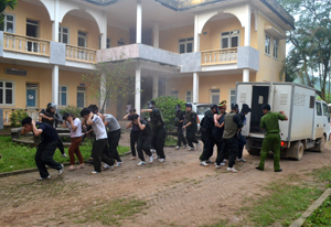 Lực lượng chức năng huyện Kỳ Sơn thực hành đánh bắt khủng bố, giải cứu con tin, đảm bảm giữ vững ANCT - TTATXH trên địa bàn huyện.