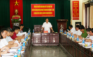Đồng chí Nguyễn Văn Quang, Chủ tịch UBND tỉnh kết luận buổi làm việc với lãnh đạo huyện Cao Phong.