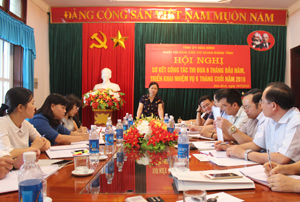 Đồng chí Nguyễn Thị Oanh, UV BTV, Trưởng Ban Dân vận Tỉnh ủy – đơn vị Trưởng khối phát biểu tại hội nghị.