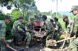 Lực lượng dự bị động viên huyện Tân Lạc kết hợp công tác huấn luyện giúp đỡ nhân dân xóm Đon, xã Mỹ Hoà cứng hoá đường giao thông nông thôn.
