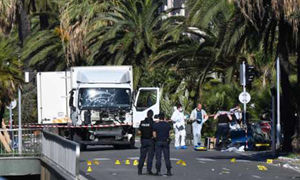 Chiếc xe tải lỗ chỗ vết đạn được sử dụng trong vụ tấn công ở Nice. Ảnh: AFP